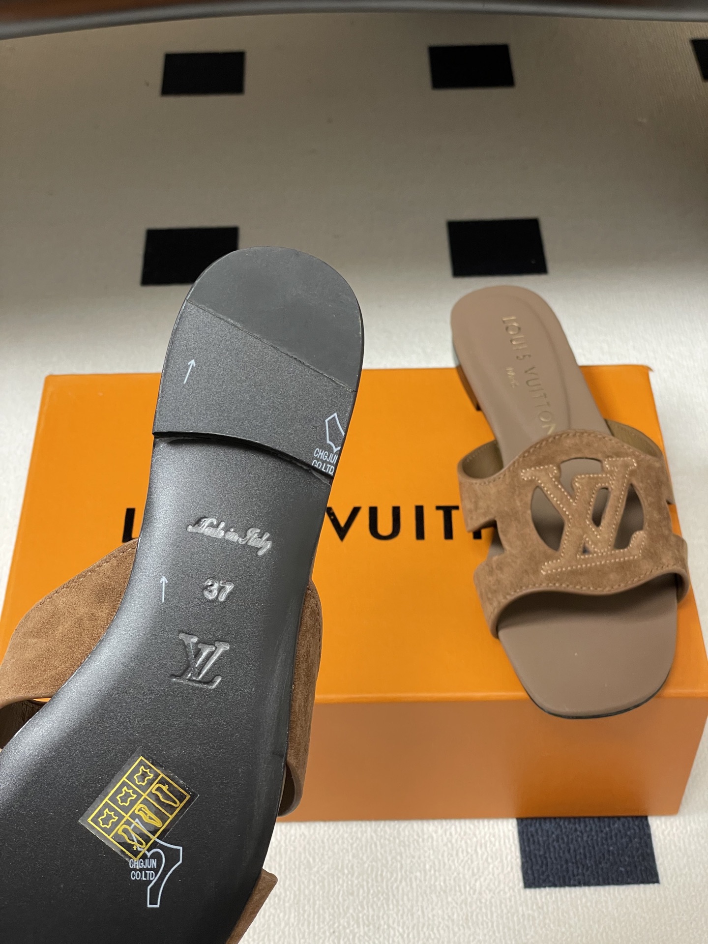 经典款Louis vuitteon路易威登 Lv Isola凉拖鞋系列经典字母logo大扣一字带粗跟拖鞋 经典款Louis vuitteon路易威登 Lv Isola凉拖鞋系列经典字母logo大扣一字带粗跟拖鞋