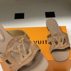 经典款Louis vuitteon路易威登 Lv Isola凉拖鞋系列经典字母logo大扣一字带粗跟拖鞋 经典款Louis vuitteon路易威登 Lv Isola凉拖鞋系列经典字母logo大扣一字带粗跟拖鞋