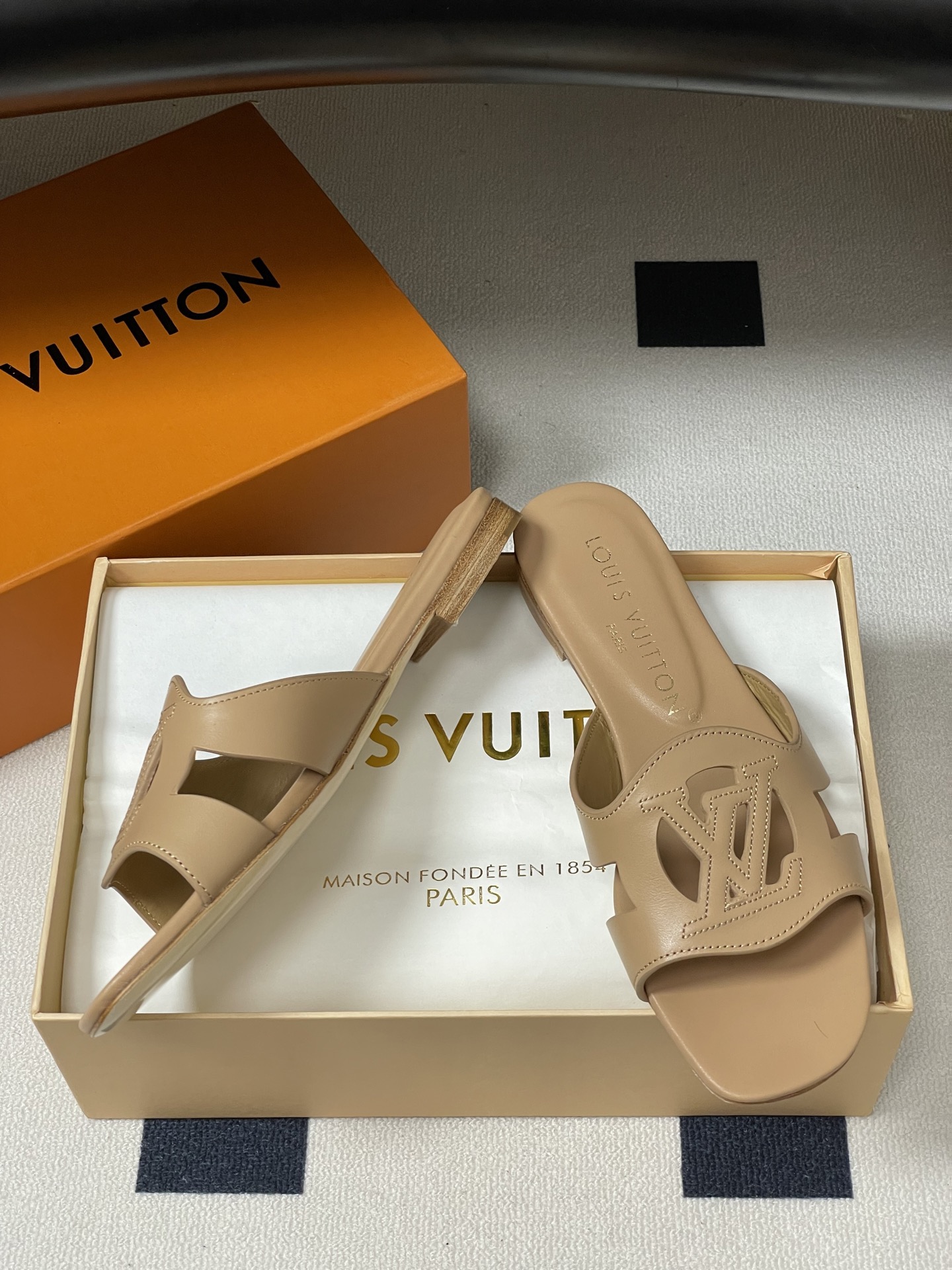 经典款Louis vuitteon路易威登 Lv Isola凉拖鞋系列经典字母logo大扣一字带粗跟拖鞋 经典款Louis vuitteon路易威登 Lv Isola凉拖鞋系列经典字母logo大扣一字带粗跟拖鞋