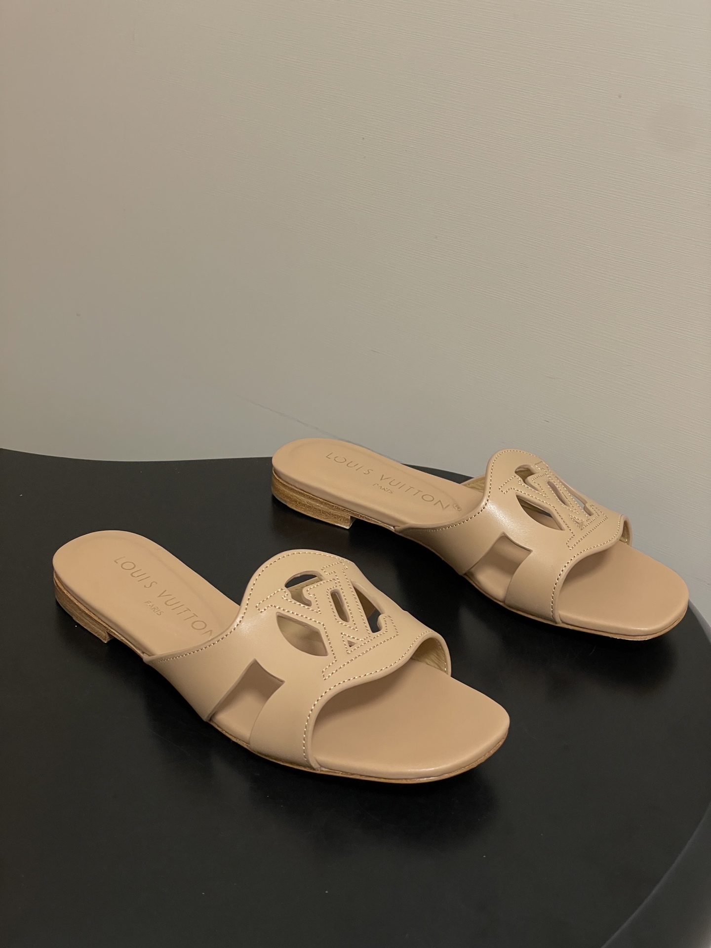 经典款Louis vuitteon路易威登 Lv Isola凉拖鞋系列经典字母logo大扣一字带粗跟拖鞋