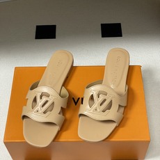 经典款Louis vuitteon路易威登 Lv Isola凉拖鞋系列经典字母logo大扣一字带粗跟拖鞋 经典款Louis vuitteon路易威登 Lv Isola凉拖鞋系列经典字母logo大扣一字带粗跟拖鞋