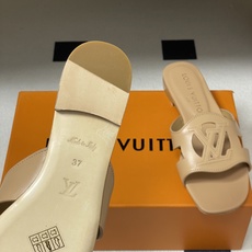 经典款Louis vuitteon路易威登 Lv Isola凉拖鞋系列经典字母logo大扣一字带粗跟拖鞋 经典款Louis vuitteon路易威登 Lv Isola凉拖鞋系列经典字母logo大扣一字带粗跟拖鞋