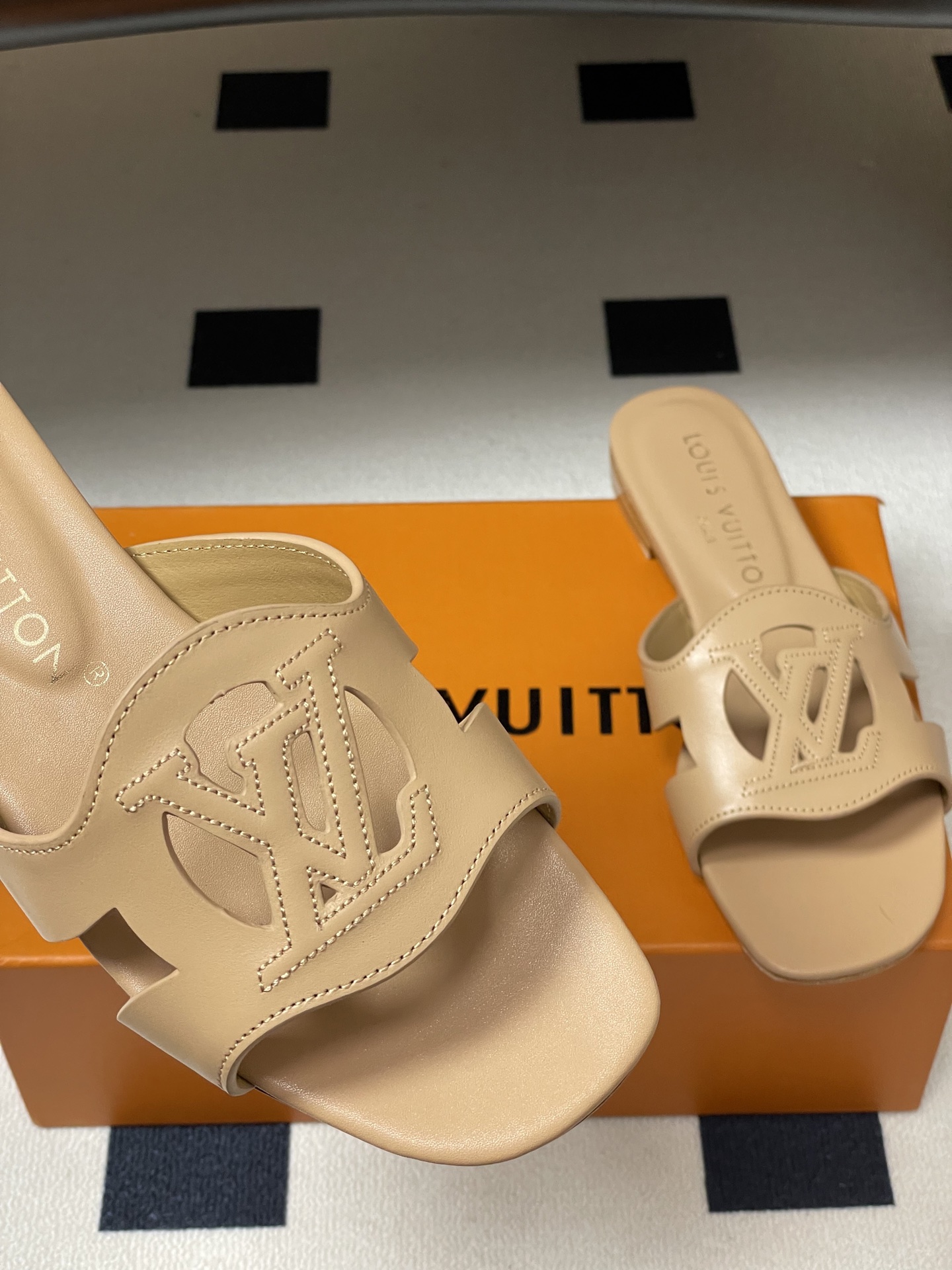 经典款Louis vuitteon路易威登 Lv Isola凉拖鞋系列经典字母logo大扣一字带粗跟拖鞋 经典款Louis vuitteon路易威登 Lv Isola凉拖鞋系列经典字母logo大扣一字带粗跟拖鞋