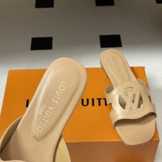 经典款Louis vuitteon路易威登 Lv Isola凉拖鞋系列经典字母logo大扣一字带粗跟拖鞋 经典款Louis vuitteon路易威登 Lv Isola凉拖鞋系列经典字母logo大扣一字带粗跟拖鞋