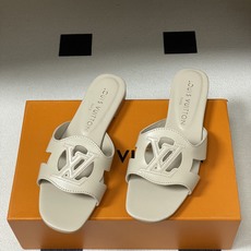 经典款Louis vuitteon路易威登 Lv Isola凉拖鞋系列经典字母logo大扣一字带粗跟拖鞋 经典款Louis vuitteon路易威登 Lv Isola凉拖鞋系列经典字母logo大扣一字带粗跟拖鞋