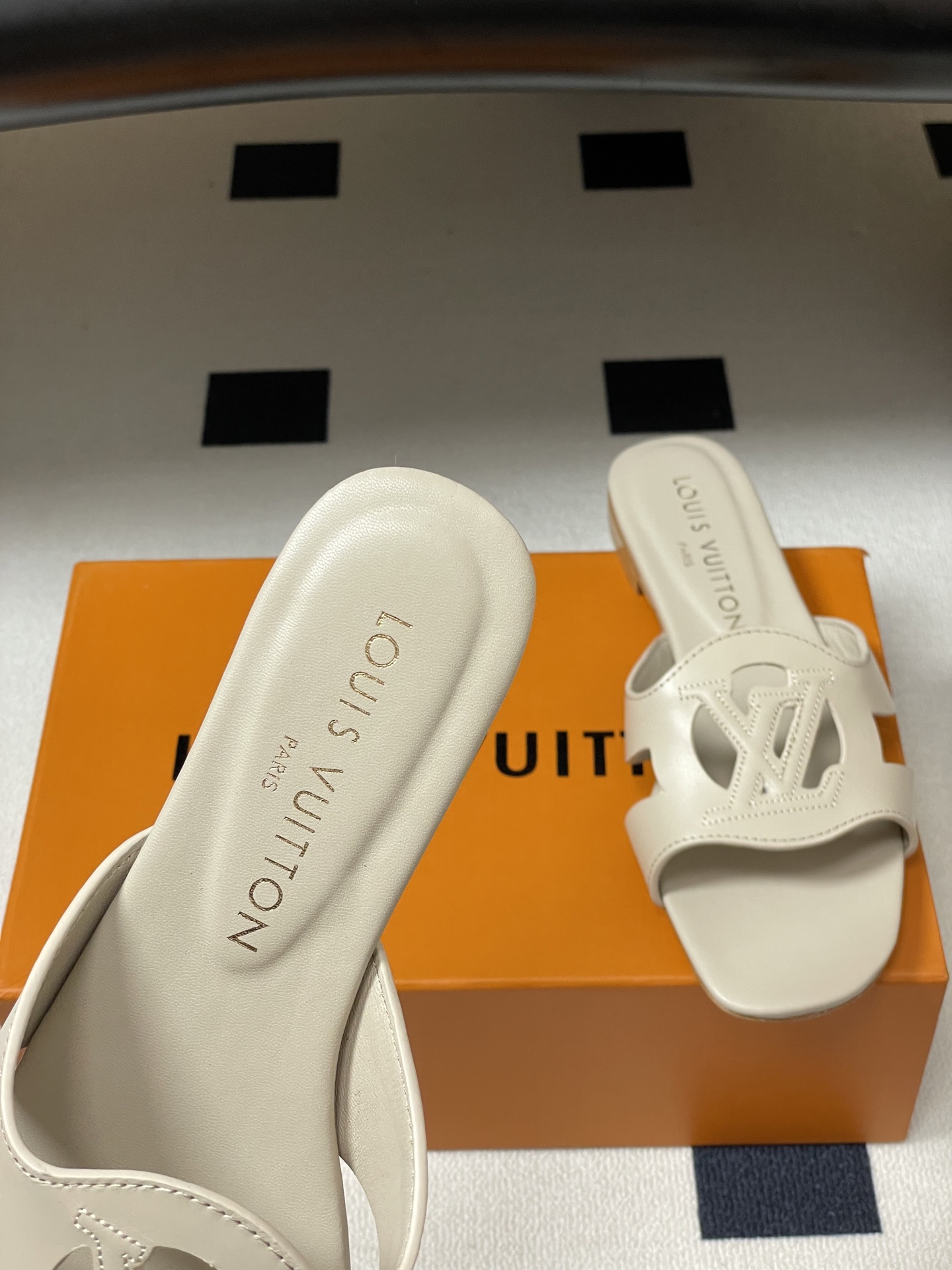 经典款Louis vuitteon路易威登 Lv Isola凉拖鞋系列经典字母logo大扣一字带粗跟拖鞋 经典款Louis vuitteon路易威登 Lv Isola凉拖鞋系列经典字母logo大扣一字带粗跟拖鞋