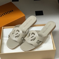 经典款Louis vuitteon路易威登 Lv Isola凉拖鞋系列经典字母logo大扣一字带粗跟拖鞋 经典款Louis vuitteon路易威登 Lv Isola凉拖鞋系列经典字母logo大扣一字带粗跟拖鞋