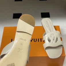 经典款Louis vuitteon路易威登 Lv Isola凉拖鞋系列经典字母logo大扣一字带粗跟拖鞋 经典款Louis vuitteon路易威登 Lv Isola凉拖鞋系列经典字母logo大扣一字带粗跟拖鞋
