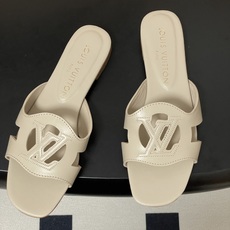 经典款Louis vuitteon路易威登 Lv Isola凉拖鞋系列经典字母logo大扣一字带粗跟拖鞋 经典款Louis vuitteon路易威登 Lv Isola凉拖鞋系列经典字母logo大扣一字带粗跟拖鞋
