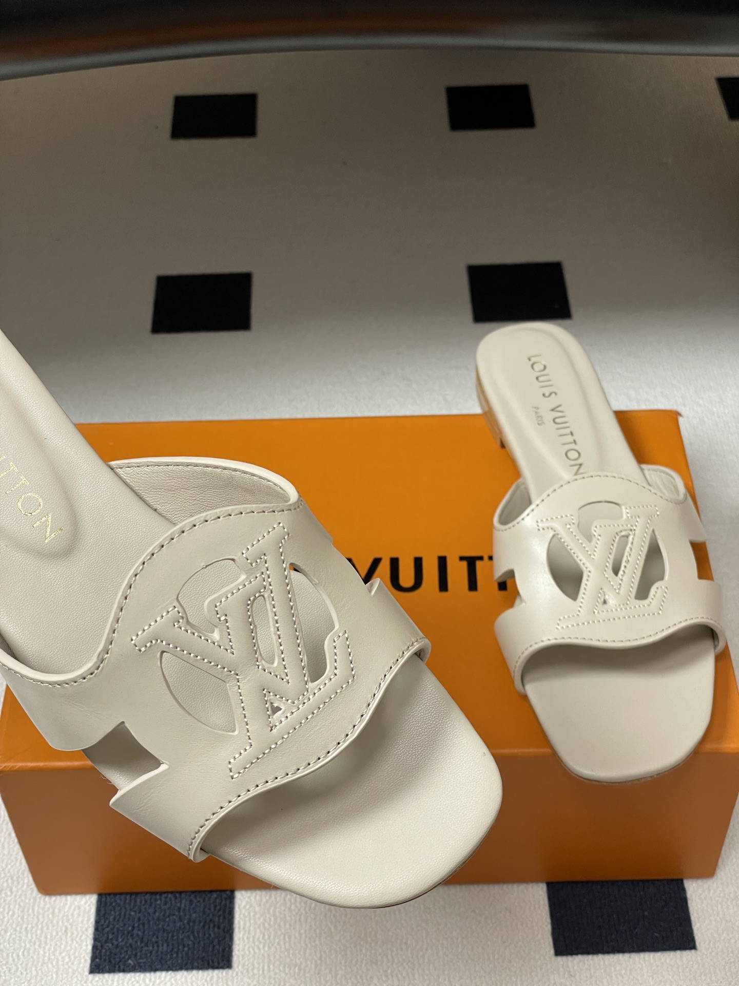 经典款Louis vuitteon路易威登 Lv Isola凉拖鞋系列经典字母logo大扣一字带粗跟拖鞋 经典款Louis vuitteon路易威登 Lv Isola凉拖鞋系列经典字母logo大扣一字带粗跟拖鞋
