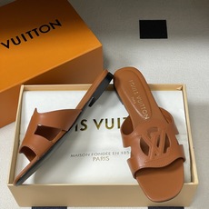经典款Louis vuitteon路易威登 Lv Isola凉拖鞋系列经典字母logo大扣一字带粗跟拖鞋 经典款Louis vuitteon路易威登 Lv Isola凉拖鞋系列经典字母logo大扣一字带粗跟拖鞋