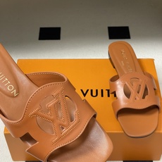 经典款Louis vuitteon路易威登 Lv Isola凉拖鞋系列经典字母logo大扣一字带粗跟拖鞋 经典款Louis vuitteon路易威登 Lv Isola凉拖鞋系列经典字母logo大扣一字带粗跟拖鞋