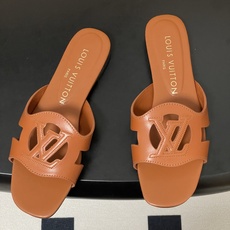 经典款Louis vuitteon路易威登 Lv Isola凉拖鞋系列经典字母logo大扣一字带粗跟拖鞋 经典款Louis vuitteon路易威登 Lv Isola凉拖鞋系列经典字母logo大扣一字带粗跟拖鞋