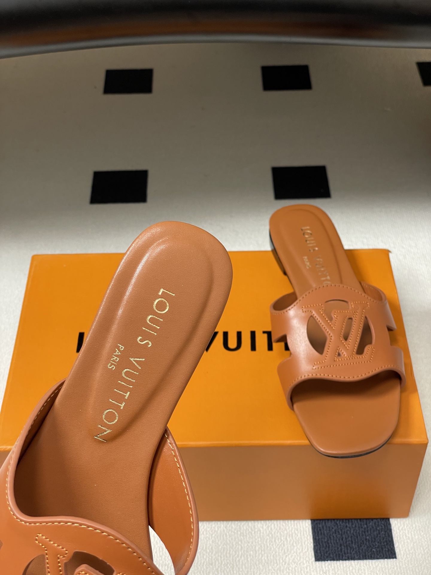 经典款Louis vuitteon路易威登 Lv Isola凉拖鞋系列经典字母logo大扣一字带粗跟拖鞋 经典款Louis vuitteon路易威登 Lv Isola凉拖鞋系列经典字母logo大扣一字带粗跟拖鞋