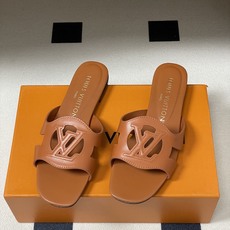 经典款Louis vuitteon路易威登 Lv Isola凉拖鞋系列经典字母logo大扣一字带粗跟拖鞋 经典款Louis vuitteon路易威登 Lv Isola凉拖鞋系列经典字母logo大扣一字带粗跟拖鞋