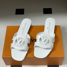 经典款Louis vuitteon路易威登 Lv Isola凉拖鞋系列经典字母logo大扣一字带粗跟拖鞋 经典款Louis vuitteon路易威登 Lv Isola凉拖鞋系列经典字母logo大扣一字带粗跟拖鞋