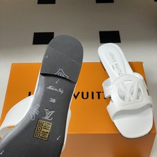 经典款Louis vuitteon路易威登 Lv Isola凉拖鞋系列经典字母logo大扣一字带粗跟拖鞋 经典款Louis vuitteon路易威登 Lv Isola凉拖鞋系列经典字母logo大扣一字带粗跟拖鞋