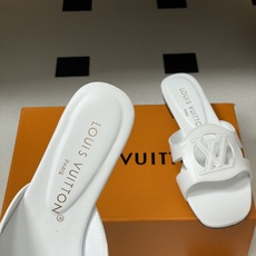 经典款Louis vuitteon路易威登 Lv Isola凉拖鞋系列经典字母logo大扣一字带粗跟拖鞋 经典款Louis vuitteon路易威登 Lv Isola凉拖鞋系列经典字母logo大扣一字带粗跟拖鞋