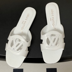 经典款Louis vuitteon路易威登 Lv Isola凉拖鞋系列经典字母logo大扣一字带粗跟拖鞋 经典款Louis vuitteon路易威登 Lv Isola凉拖鞋系列经典字母logo大扣一字带粗跟拖鞋