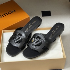 经典款Louis vuitteon路易威登 Lv Isola凉拖鞋系列经典字母logo大扣一字带粗跟拖鞋 经典款Louis vuitteon路易威登 Lv Isola凉拖鞋系列经典字母logo大扣一字带粗跟拖鞋