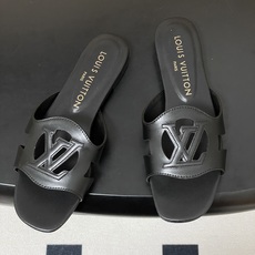 经典款Louis vuitteon路易威登 Lv Isola凉拖鞋系列经典字母logo大扣一字带粗跟拖鞋 经典款Louis vuitteon路易威登 Lv Isola凉拖鞋系列经典字母logo大扣一字带粗跟拖鞋