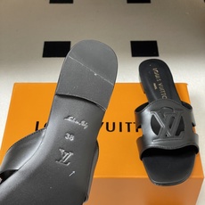 经典款Louis vuitteon路易威登 Lv Isola凉拖鞋系列经典字母logo大扣一字带粗跟拖鞋 经典款Louis vuitteon路易威登 Lv Isola凉拖鞋系列经典字母logo大扣一字带粗跟拖鞋
