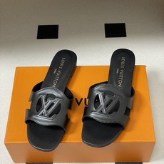 经典款Louis vuitteon路易威登 Lv Isola凉拖鞋系列经典字母logo大扣一字带粗跟拖鞋 经典款Louis vuitteon路易威登 Lv Isola凉拖鞋系列经典字母logo大扣一字带粗跟拖鞋