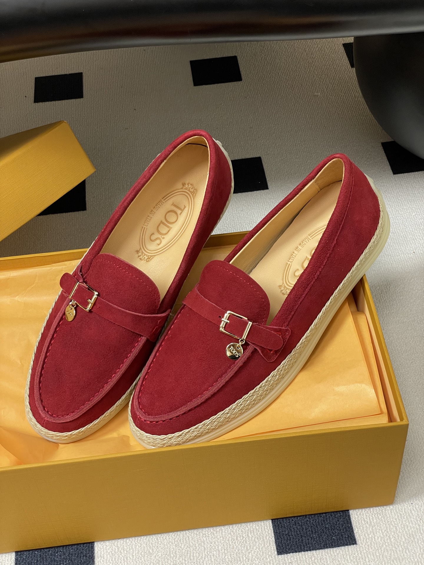 26Ss早春新款 TOD'S托德斯 磨砂皮面草编麻绳底乐福鞋经典蝴蝶结厚底休闲单鞋本款乐福鞋以绒面皮革制 26Ss早春新款 TOD'S托德斯 磨砂皮面草编麻绳底乐福鞋经典蝴蝶结厚底休闲单鞋本款乐福鞋以绒面皮革制
