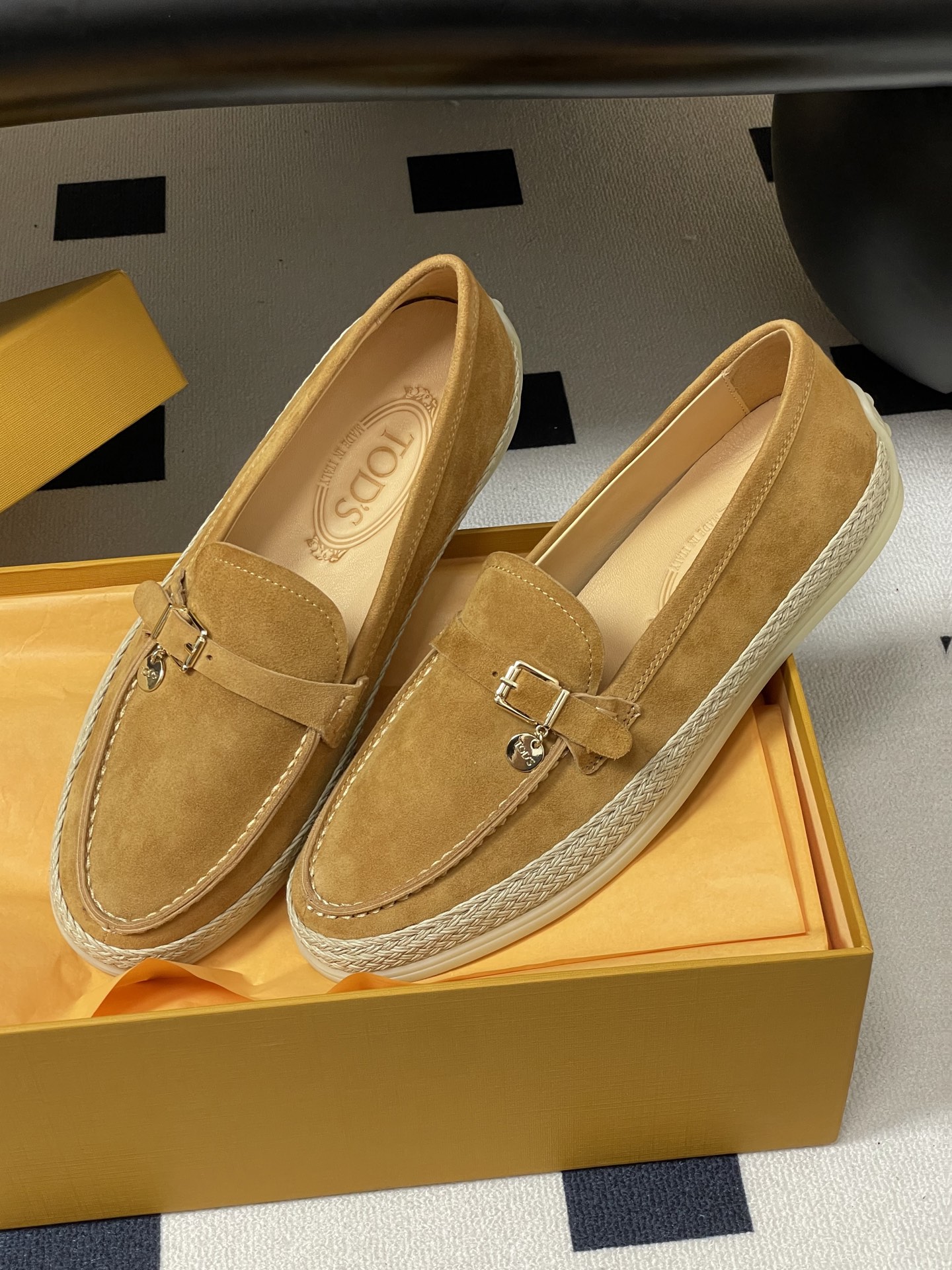 26Ss早春新款 TOD'S托德斯 磨砂皮面草编麻绳底乐福鞋经典蝴蝶结厚底休闲单鞋本款乐福鞋以绒面皮革制