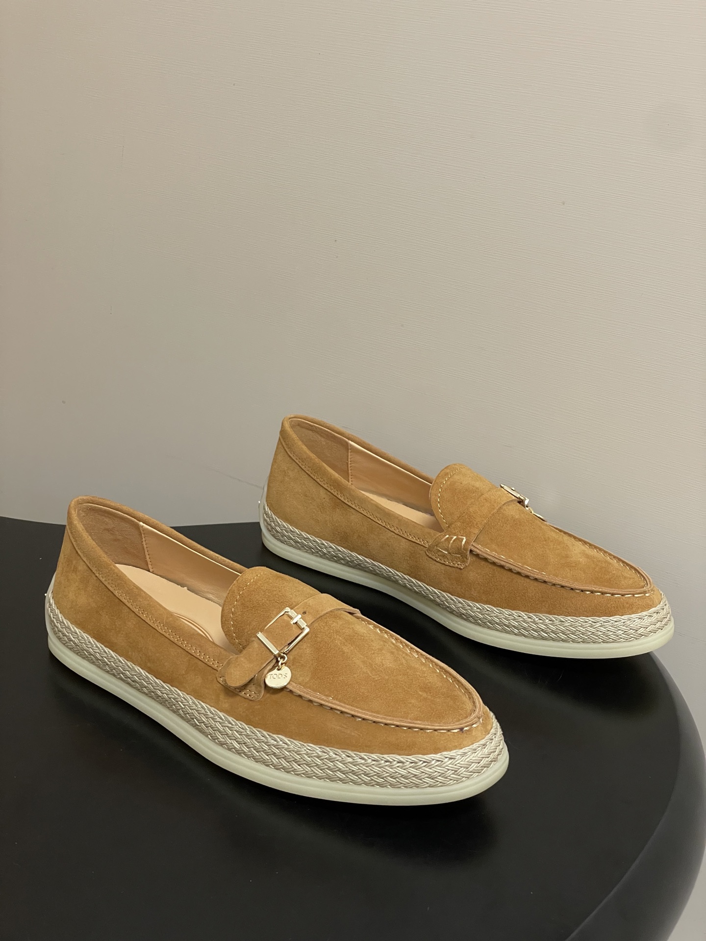 26Ss早春新款 TOD'S托德斯 磨砂皮面草编麻绳底乐福鞋经典蝴蝶结厚底休闲单鞋本款乐福鞋以绒面皮革制
