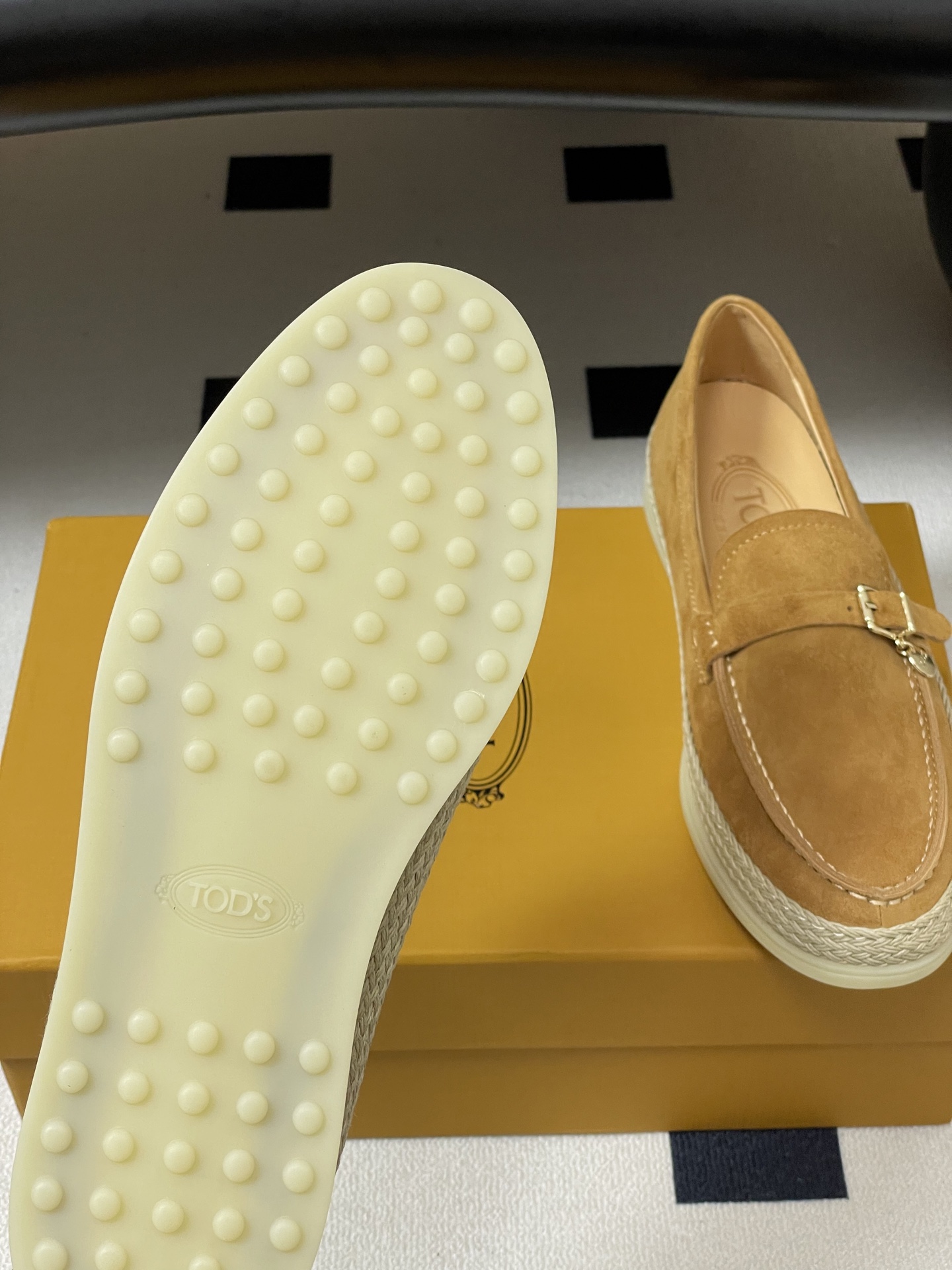 26Ss早春新款 TOD'S托德斯 磨砂皮面草编麻绳底乐福鞋经典蝴蝶结厚底休闲单鞋本款乐福鞋以绒面皮革制