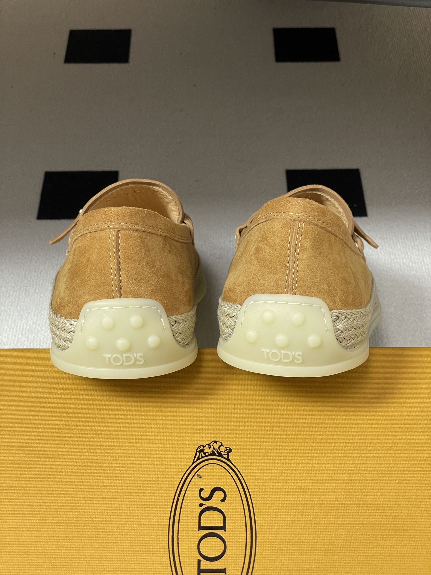 26Ss早春新款 TOD'S托德斯 磨砂皮面草编麻绳底乐福鞋经典蝴蝶结厚底休闲单鞋本款乐福鞋以绒面皮革制