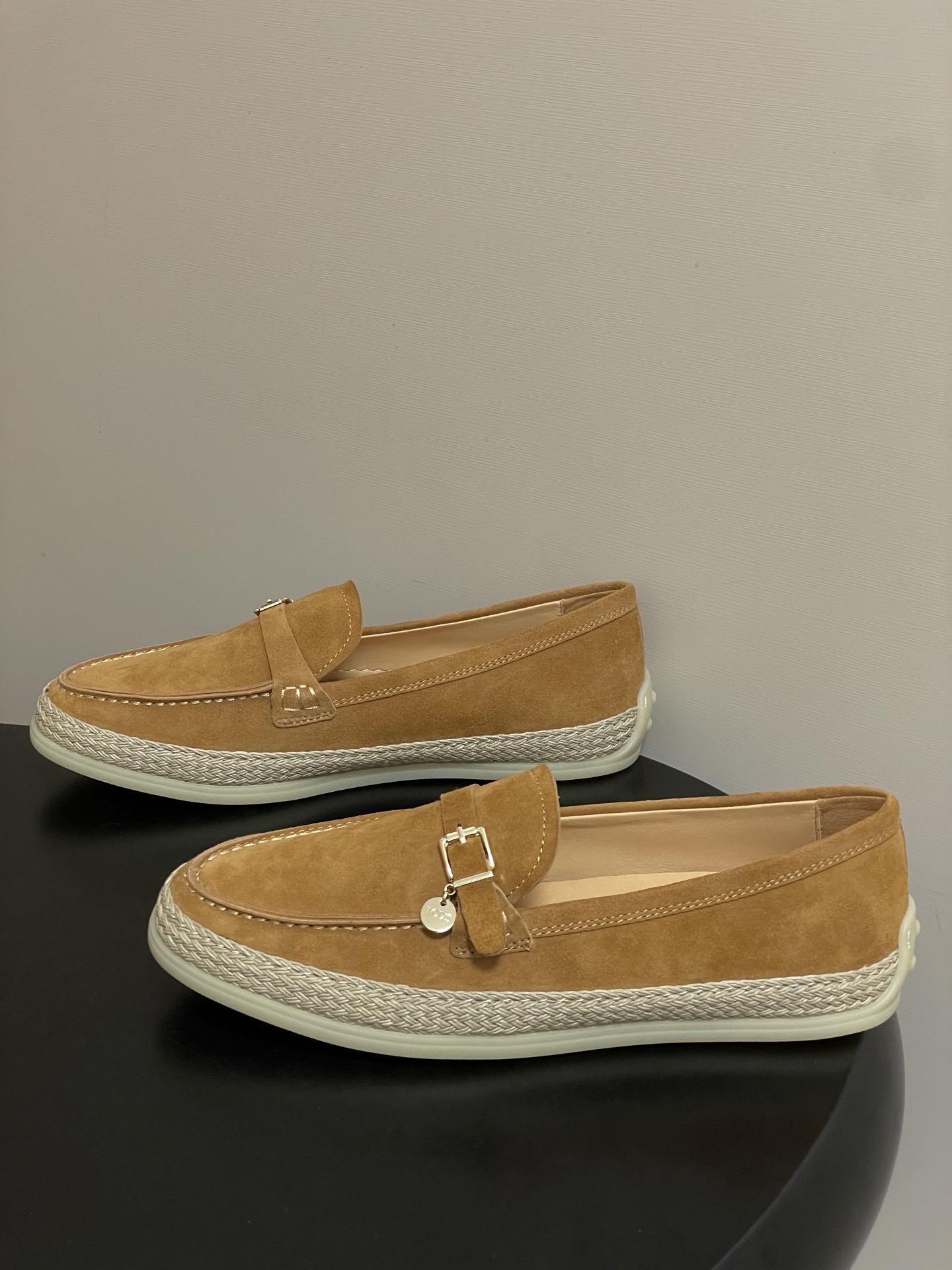 26Ss早春新款 TOD'S托德斯 磨砂皮面草编麻绳底乐福鞋经典蝴蝶结厚底休闲单鞋本款乐福鞋以绒面皮革制