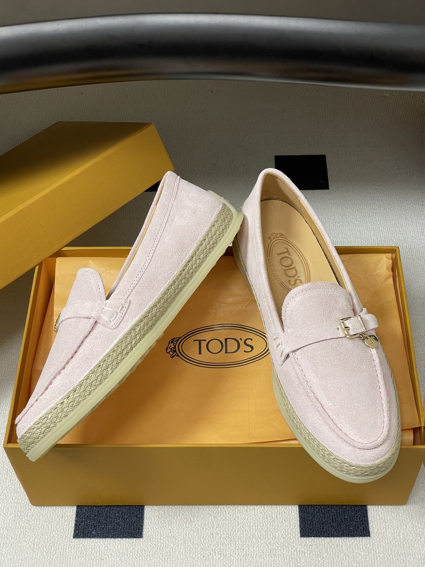 26Ss早春新款 TOD'S托德斯 磨砂皮面草编麻绳底乐福鞋经典蝴蝶结厚底休闲单鞋本款乐福鞋以绒面皮革制 26Ss早春新款 TOD'S托德斯 磨砂皮面草编麻绳底乐福鞋经典蝴蝶结厚底休闲单鞋本款乐福鞋以绒面皮革制