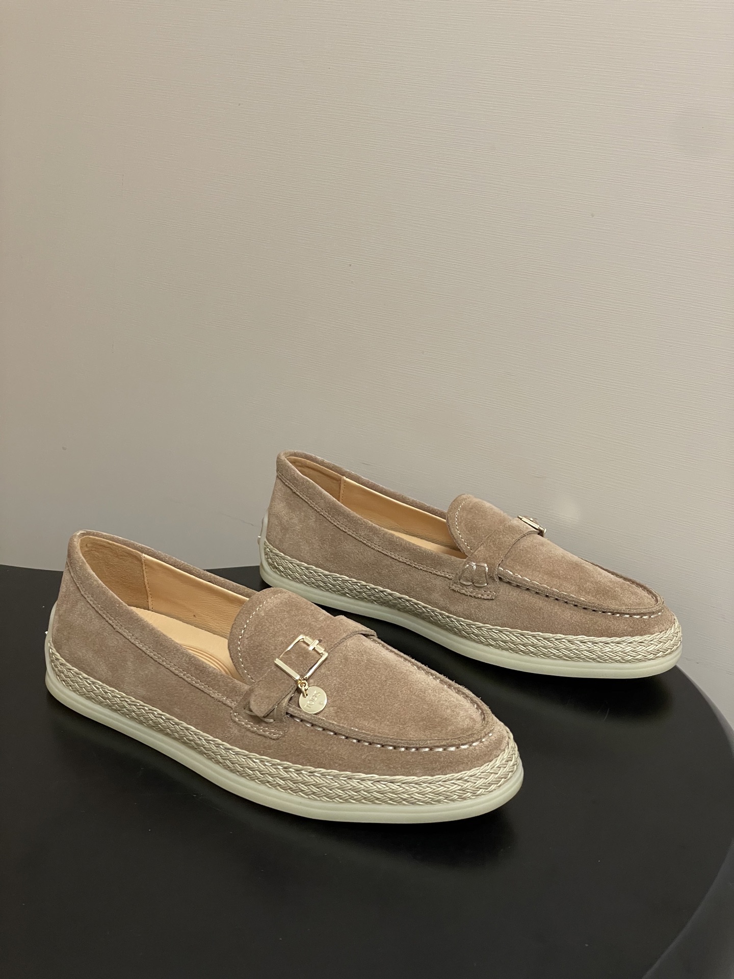 26Ss早春新款 TOD'S托德斯 磨砂皮面草编麻绳底乐福鞋经典蝴蝶结厚底休闲单鞋本款乐福鞋以绒面皮革制