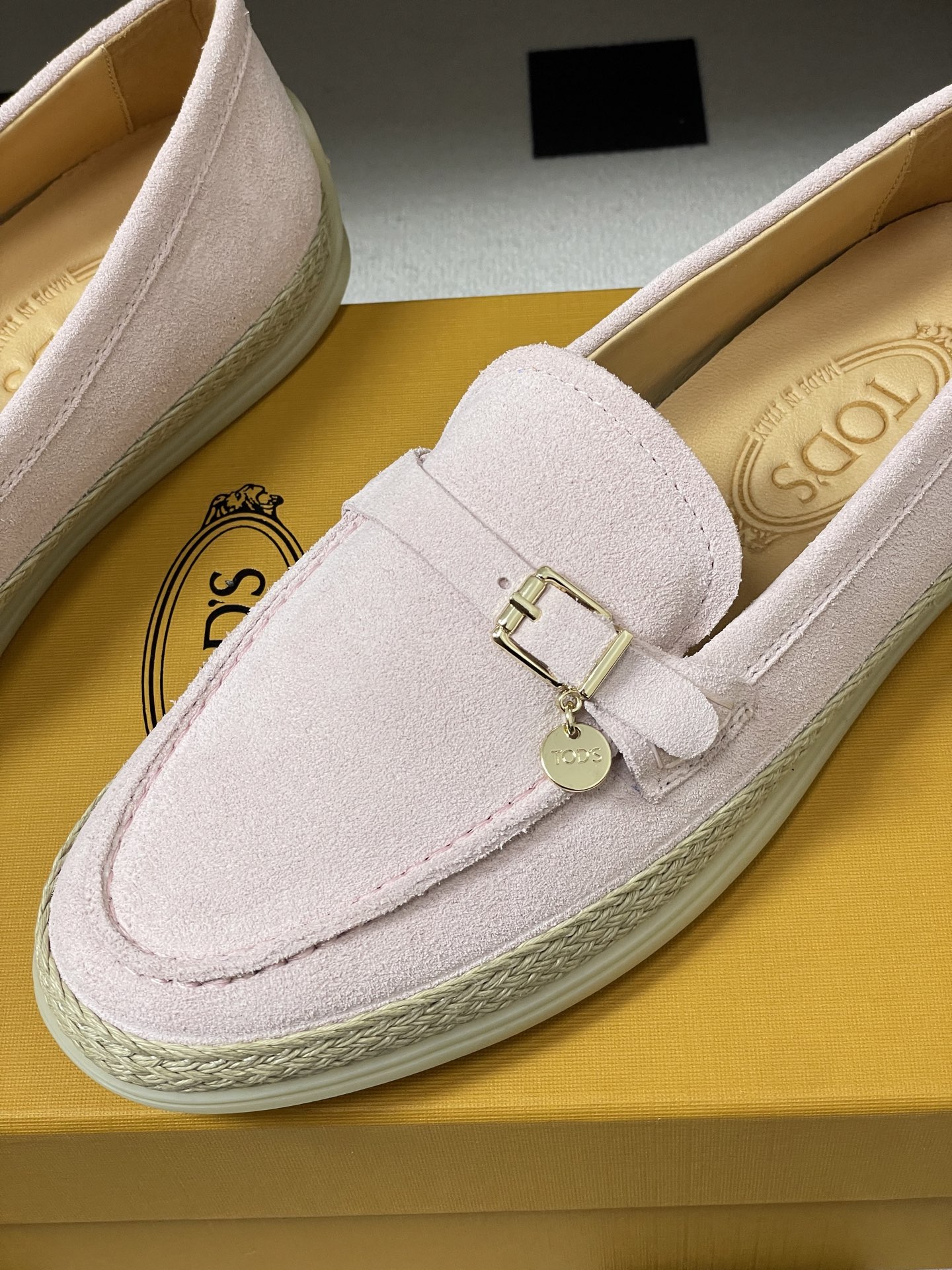 26Ss早春新款 TOD'S托德斯 磨砂皮面草编麻绳底乐福鞋经典蝴蝶结厚底休闲单鞋本款乐福鞋以绒面皮革制 26Ss早春新款 TOD'S托德斯 磨砂皮面草编麻绳底乐福鞋经典蝴蝶结厚底休闲单鞋本款乐福鞋以绒面皮革制
