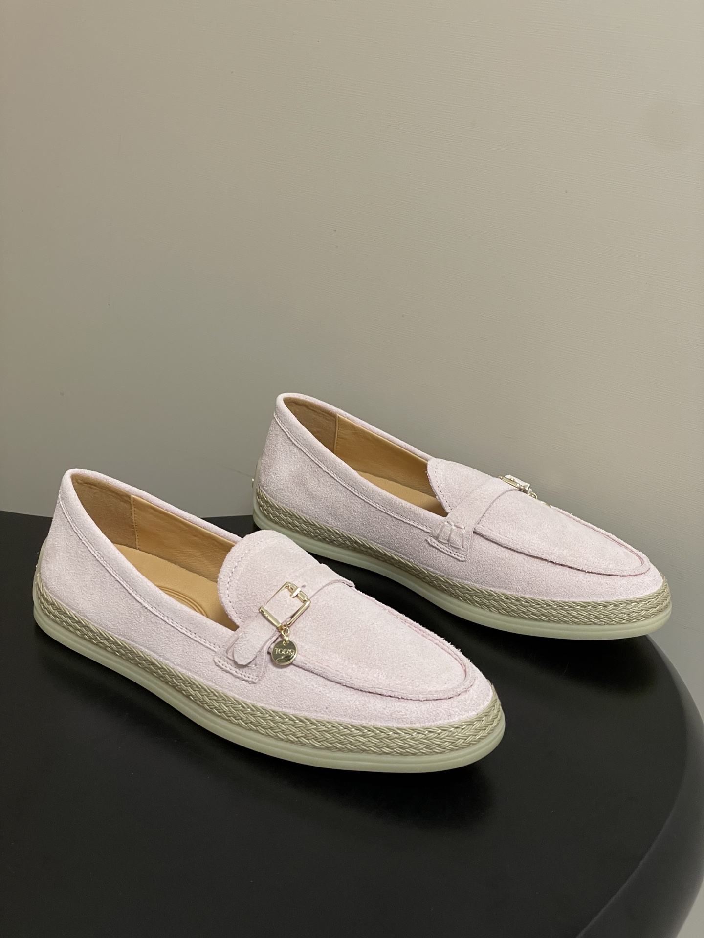 26Ss早春新款 TOD'S托德斯 磨砂皮面草编麻绳底乐福鞋经典蝴蝶结厚底休闲单鞋本款乐福鞋以绒面皮革制