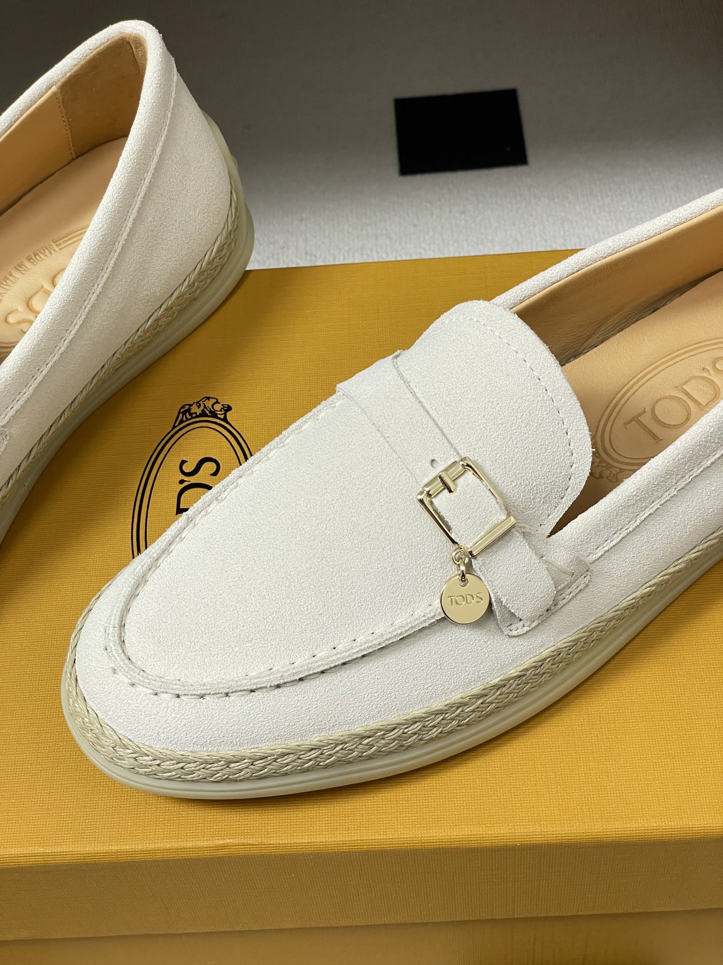 26Ss早春新款 TOD'S托德斯 磨砂皮面草编麻绳底乐福鞋经典蝴蝶结厚底休闲单鞋本款乐福鞋以绒面皮革制
