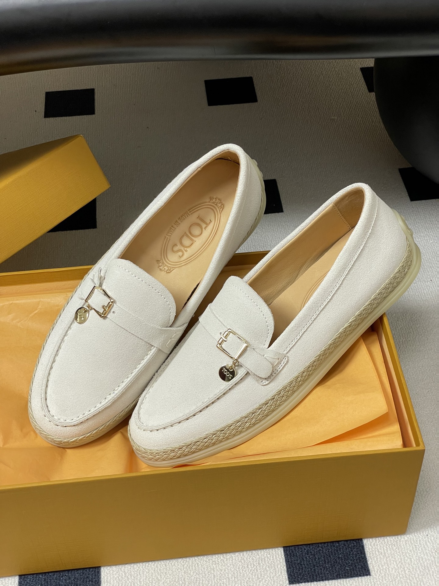 26Ss早春新款 TOD'S托德斯 磨砂皮面草编麻绳底乐福鞋经典蝴蝶结厚底休闲单鞋本款乐福鞋以绒面皮革制