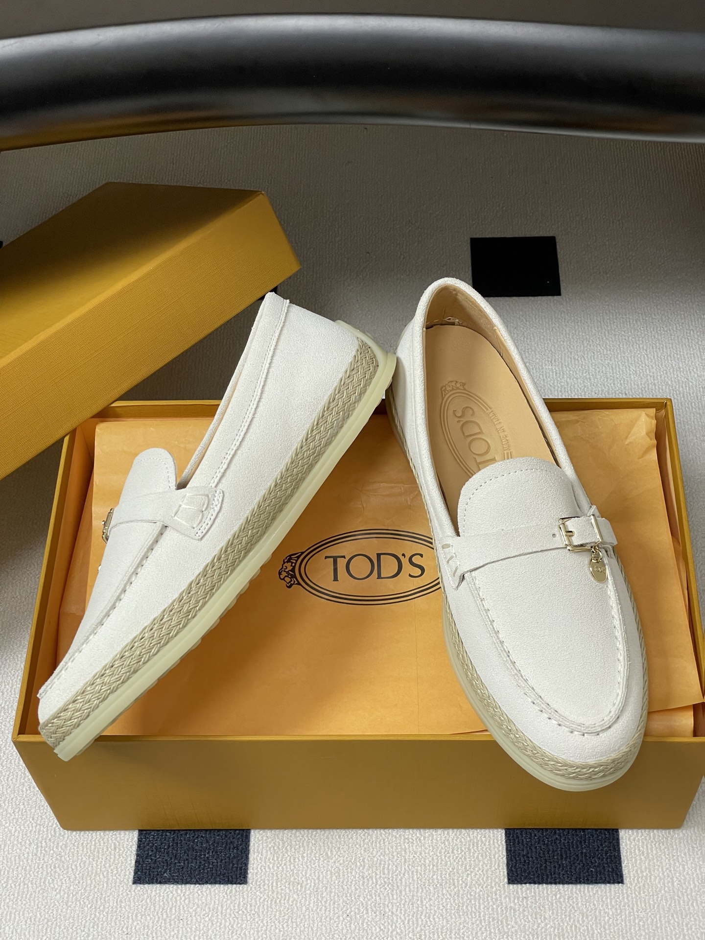 26Ss早春新款 TOD'S托德斯 磨砂皮面草编麻绳底乐福鞋经典蝴蝶结厚底休闲单鞋本款乐福鞋以绒面皮革制