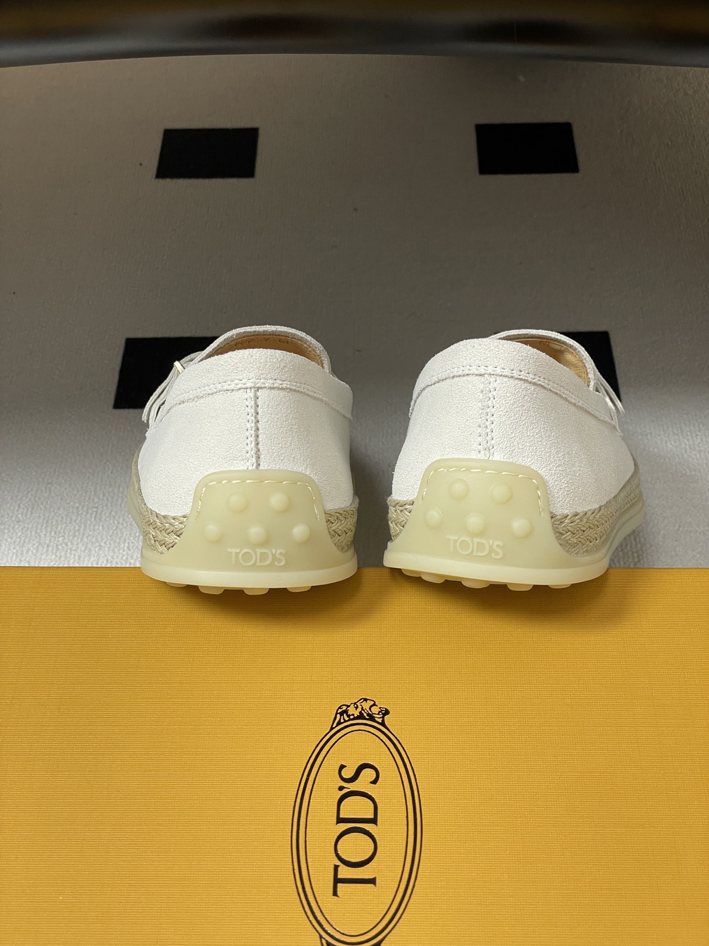 26Ss早春新款 TOD'S托德斯 磨砂皮面草编麻绳底乐福鞋经典蝴蝶结厚底休闲单鞋本款乐福鞋以绒面皮革制