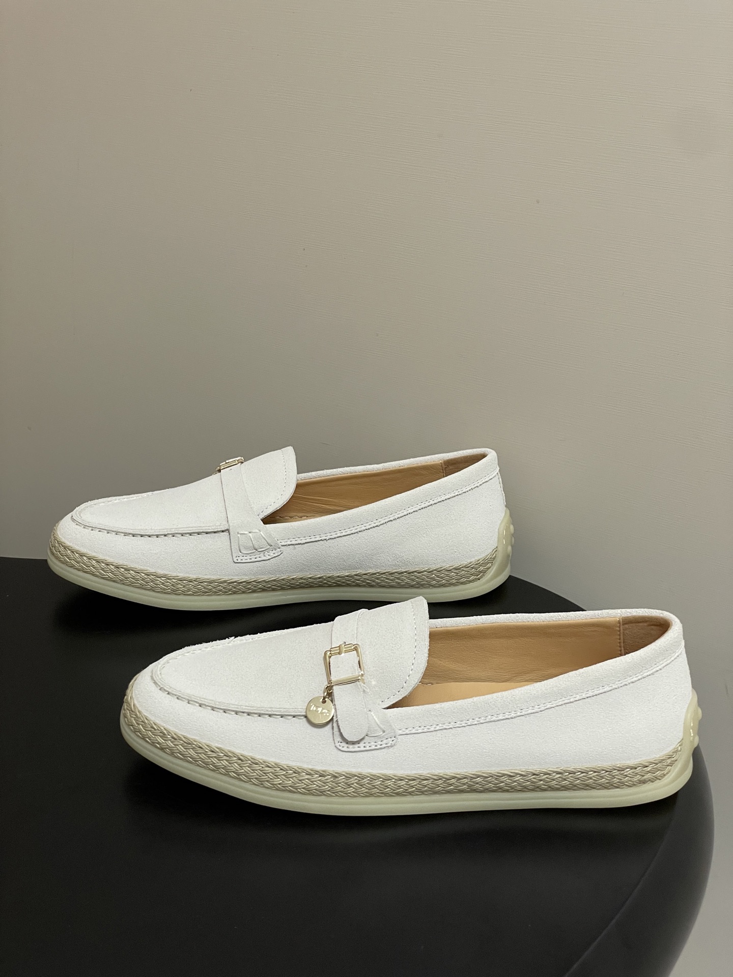 26Ss早春新款 TOD'S托德斯 磨砂皮面草编麻绳底乐福鞋经典蝴蝶结厚底休闲单鞋本款乐福鞋以绒面皮革制