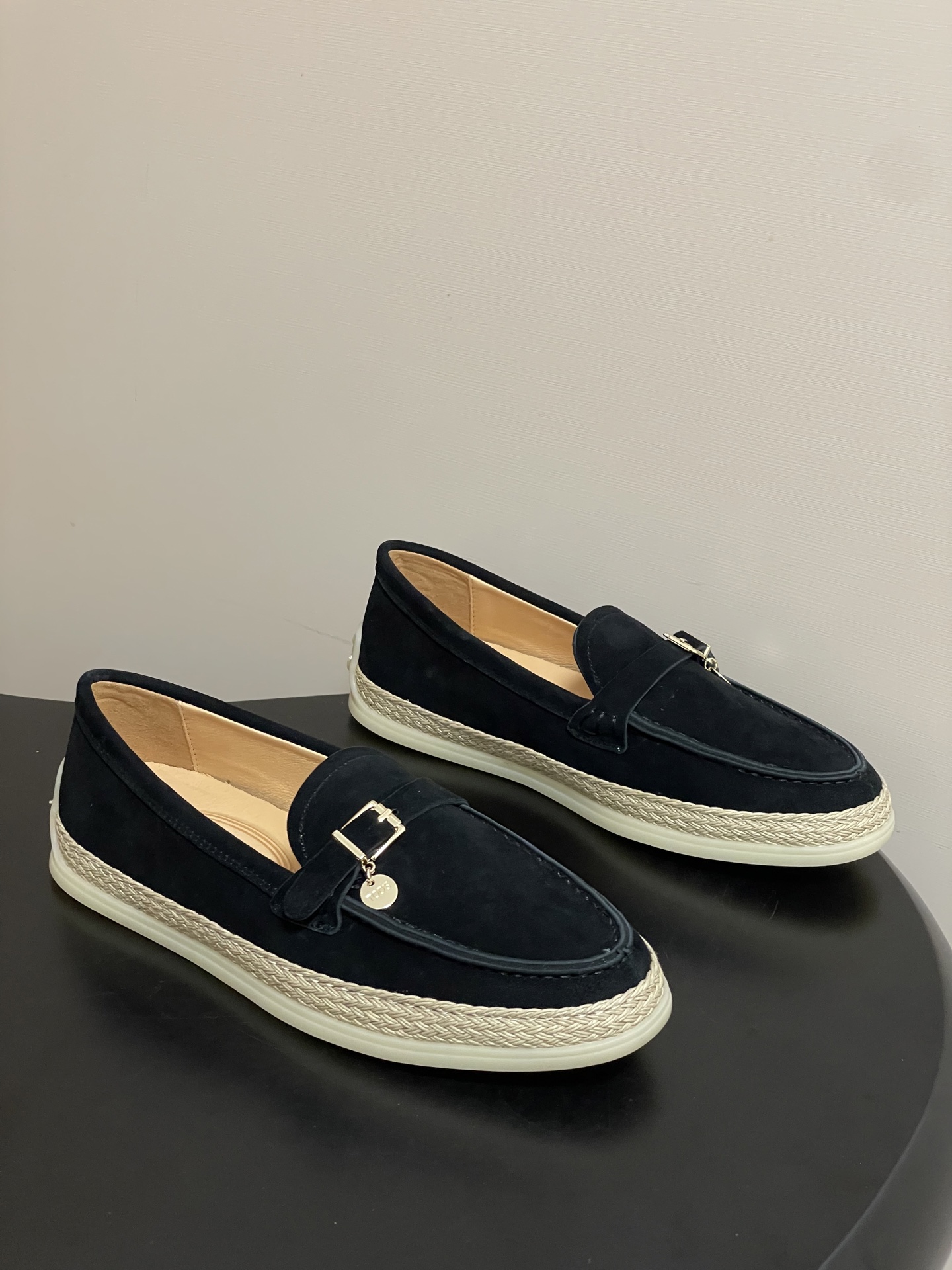 26Ss早春新款 TOD'S托德斯 磨砂皮面草编麻绳底乐福鞋经典蝴蝶结厚底休闲单鞋本款乐福鞋以绒面皮革制