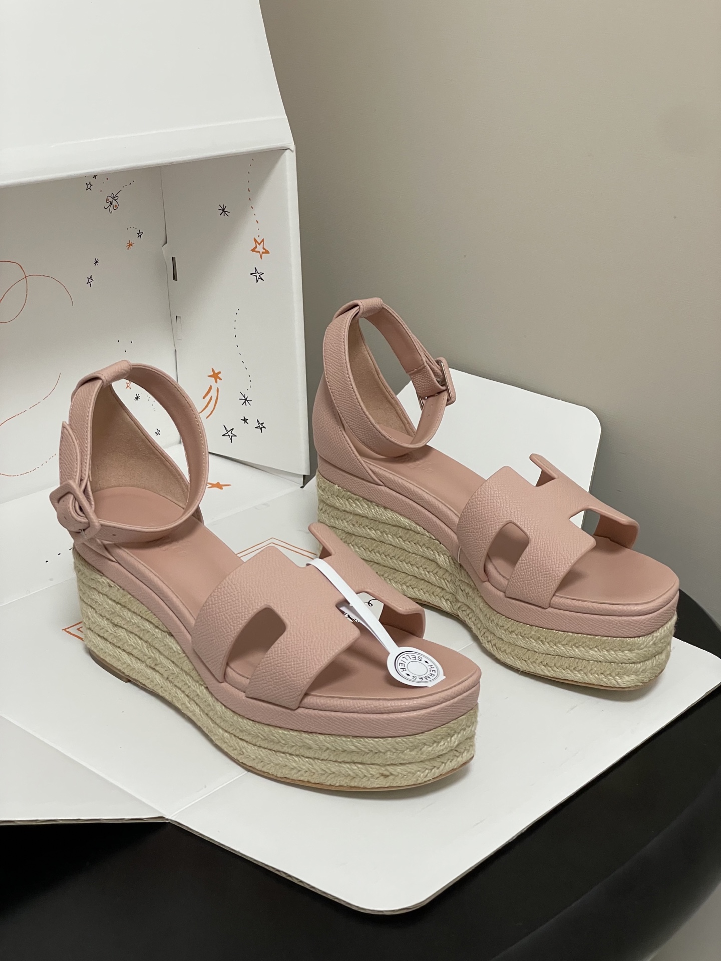 顶级品质（配高档飞机盒✈️）Hermes 爱马仕🐎 H家 Elda草编鞋系列经典H型鞋面坡跟凉鞋露趾后绑