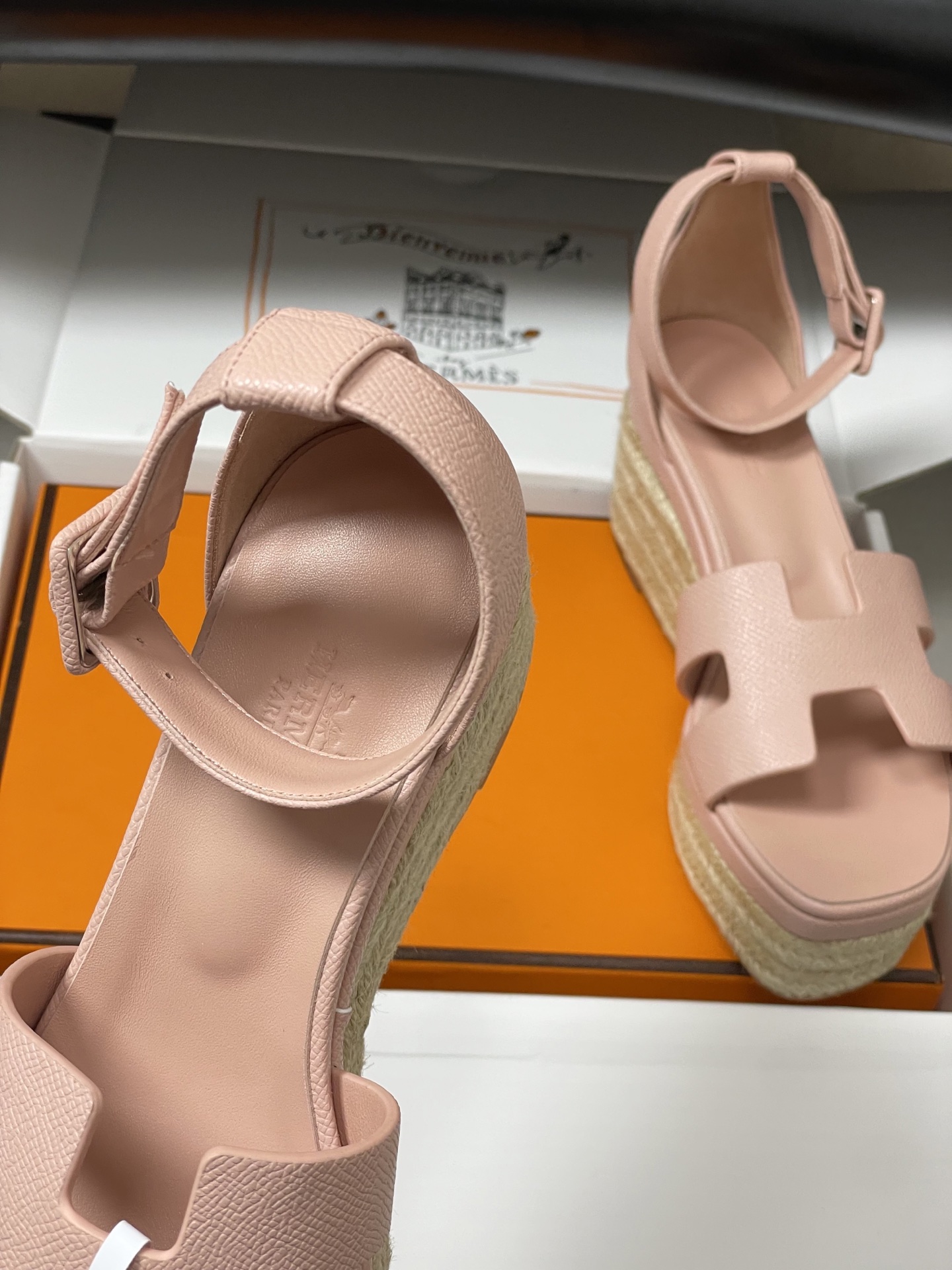 顶级品质(配高档飞机盒✈️)Hermes 爱马仕🐎 H家 Elda草编鞋系列经典H型鞋面坡跟凉鞋露趾后绑 顶级品质(配高档飞机盒✈️)Hermes 爱马仕🐎 H家 Elda草编鞋系列经典H型鞋面坡跟凉鞋露趾后绑