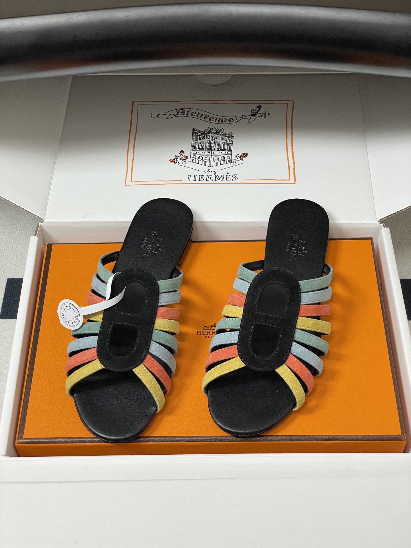 顶级品质(配高档飞机盒✈️)Hermes 爱马仕🐎 2026春夏新款 H家Noria凉拖鞋系列经典猪鼻子 顶级品质(配高档飞机盒✈️)Hermes 爱马仕🐎 2026春夏新款 H家Noria凉拖鞋系列经典猪鼻子
