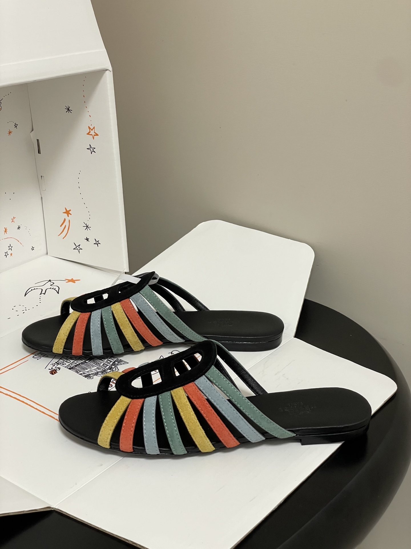 顶级品质(配高档飞机盒✈️)Hermes 爱马仕🐎 2026春夏新款 H家Noria凉拖鞋系列经典猪鼻子 顶级品质(配高档飞机盒✈️)Hermes 爱马仕🐎 2026春夏新款 H家Noria凉拖鞋系列经典猪鼻子