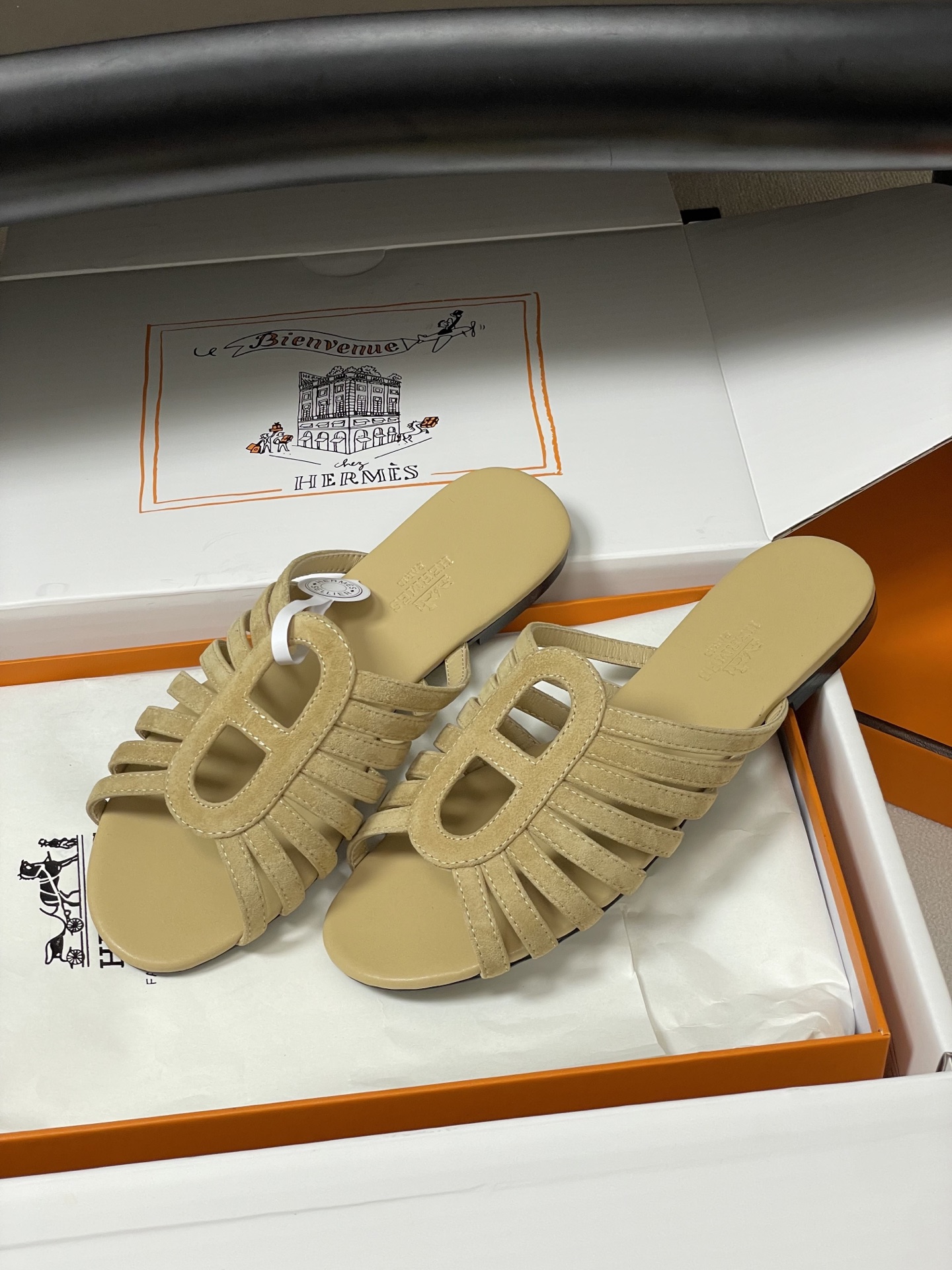 顶级品质(配高档飞机盒✈️)Hermes 爱马仕🐎 2026春夏新款 H家Noria凉拖鞋系列经典猪鼻子 顶级品质(配高档飞机盒✈️)Hermes 爱马仕🐎 2026春夏新款 H家Noria凉拖鞋系列经典猪鼻子