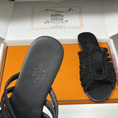 顶级品质(配高档飞机盒✈️)Hermes 爱马仕🐎 2026春夏新款 H家Noria凉拖鞋系列经典猪鼻子 顶级品质(配高档飞机盒✈️)Hermes 爱马仕🐎 2026春夏新款 H家Noria凉拖鞋系列经典猪鼻子