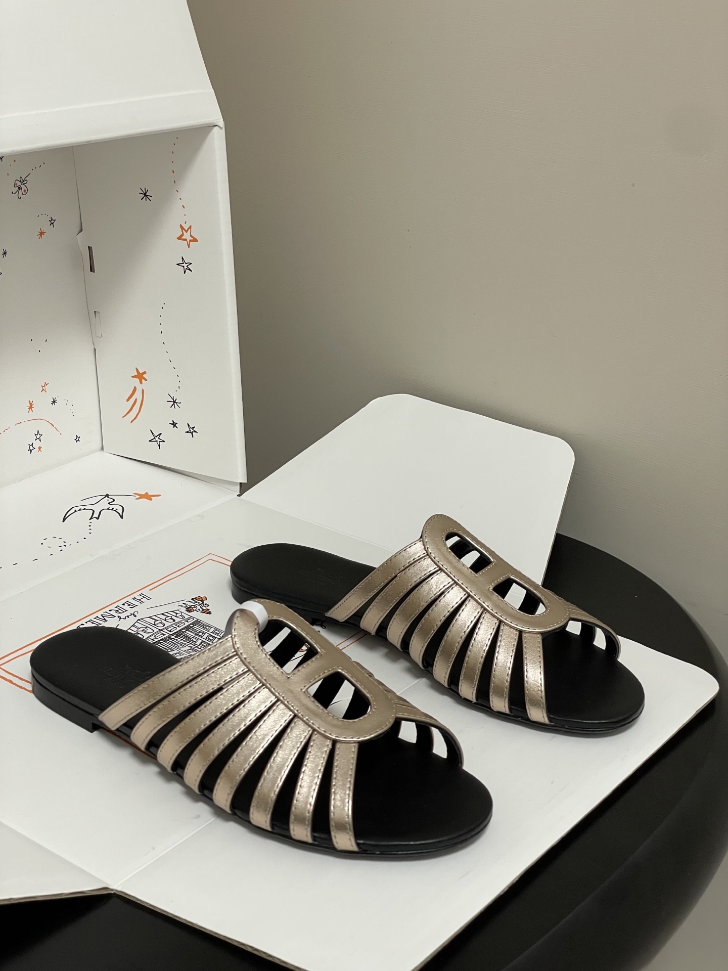 顶级品质（配高档飞机盒✈️）Hermes 爱马仕🐎 2026春夏新款 H家Noria凉拖鞋系列经典猪鼻子